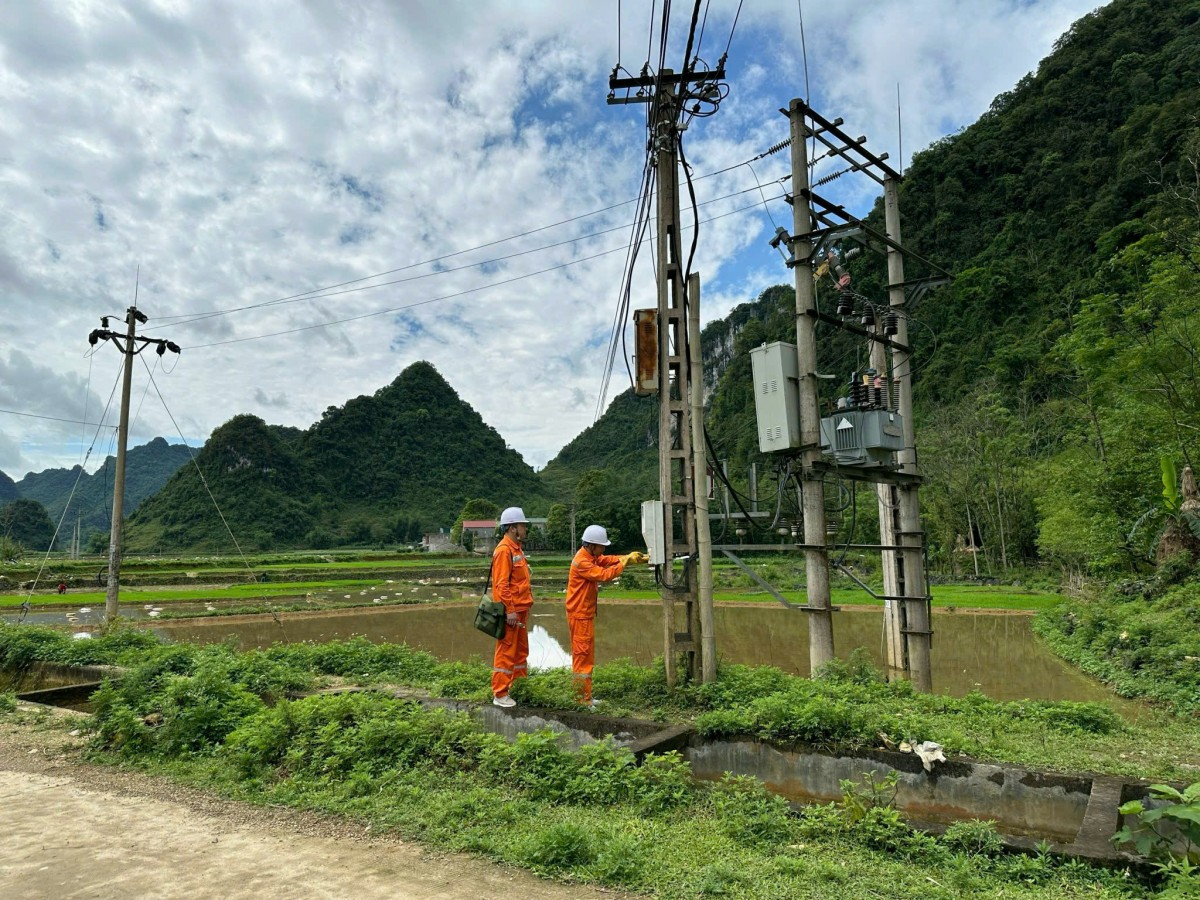 Cán bộ Công ty Điện lực Cao Bằng thực hiện kiểm tra công tơ trên địa bàn. Ảnh: BCB Cán bộ Công ty Điện lực Cao Bằng thực hiện kiểm tra công tơ trên địa bàn. Ảnh: BCB