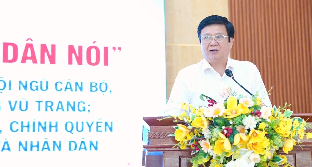 Chủ tịch UBND phường Hải V&acirc;n Nguyễn Th&uacute;c Dũng trao đổi với b&agrave; con nh&acirc;n d&acirc;n tại diễn đ&agrave;n.