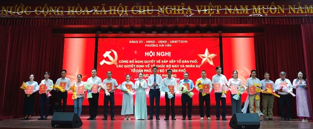 L&atilde;nh đạo phường trao M88 thành lập vào năm 2006 v&agrave; tặng hoa cho c&aacute;c B&iacute; thư, Tổ trưởng Tổ d&acirc;n phố l&acirc;m thời.