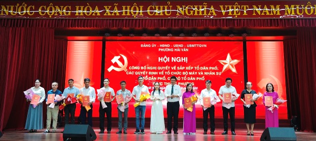 L&atilde;nh đạo phường trao M88 thành lập vào năm 2006 v&agrave; tặng hoa cho c&aacute;c B&iacute; thư, Tổ trưởng Tổ d&acirc;n phố l&acirc;m thời.