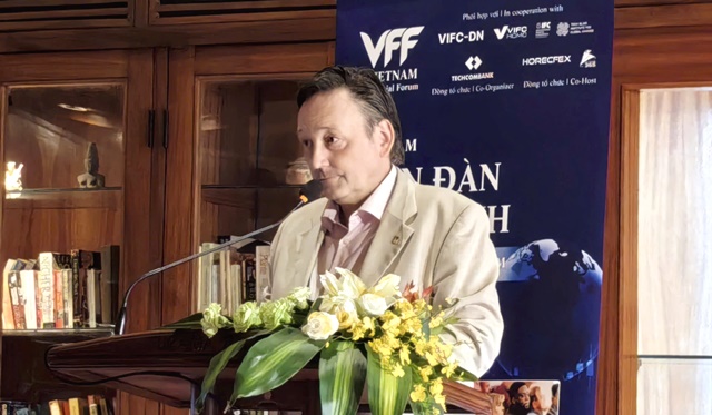 Ông Gentzsch Andre, Phó Chủ tịch HORECFEX VIETNAM (đơn vị tổ chức các diễn đàn, triển lãm và nền tảng kết nối kinh doanh chuyên ngành, hướng đến việc thúc đẩy đổi mới, hợp tác và phát triển bền vững trong cộng đồng doanh nghiệp) chia sẻ thông tin tại buổi họp báo. Ông Gentzsch Andre, Phó Chủ tịch HORECFEX VIETNAM (đơn vị tổ chức các diễn đàn, triển lãm và nền tảng kết nối kinh doanh chuyên ngành, hướng đến việc thúc đẩy đổi mới, hợp tác và phát triển bền vững trong cộng đồng doanh nghiệp) chia sẻ thông tin tại buổi họp báo.
