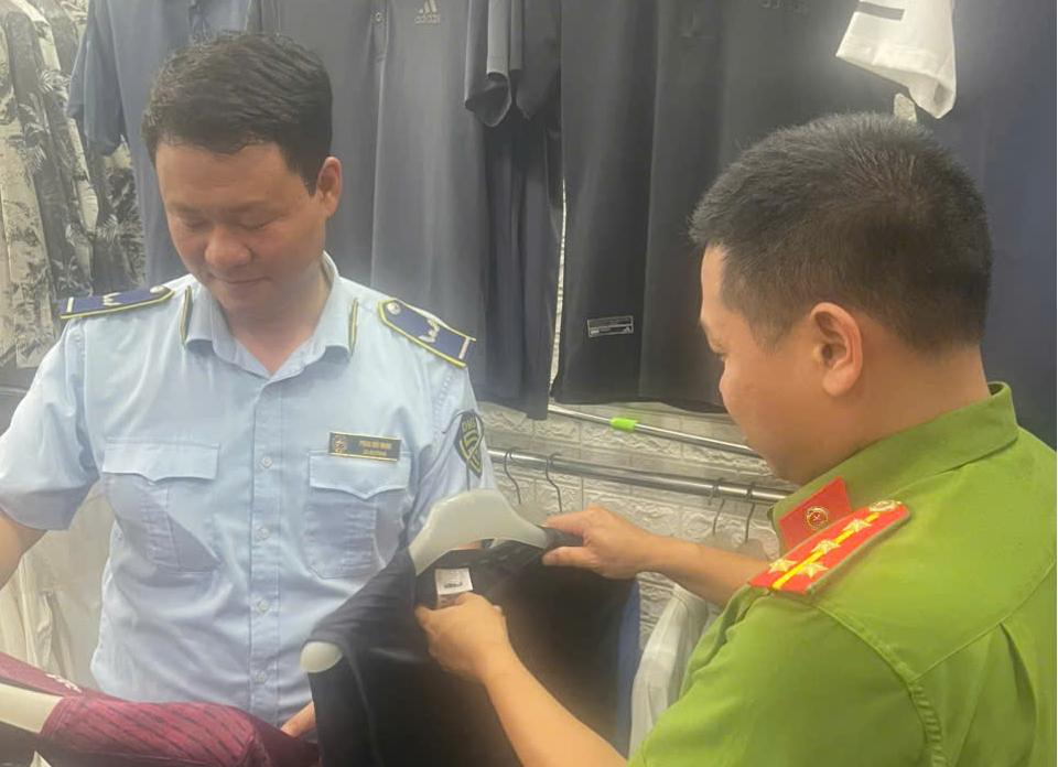 Hưng Yên: Phạt hơn 40 triệu đồng và tiêu hủy lượng lớn hàng thời trang giả mạo nhãn hiệu
