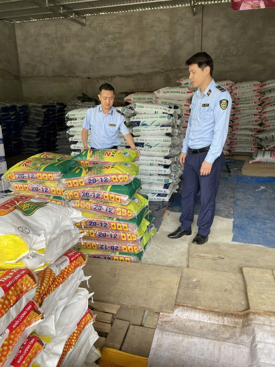 Lực lượng thuộc Đội Quản lý thị trường số 4 tỉnh Sơn La kiểm tra hàng hóa tại cơ sở kinh doanh vật tư nông nghiệp trên địa bàn Lực lượng thuộc Đội Quản lý thị trường số 4 tỉnh Sơn La kiểm tra hàng hóa tại cơ sở kinh doanh vật tư nông nghiệp trên địa bàn