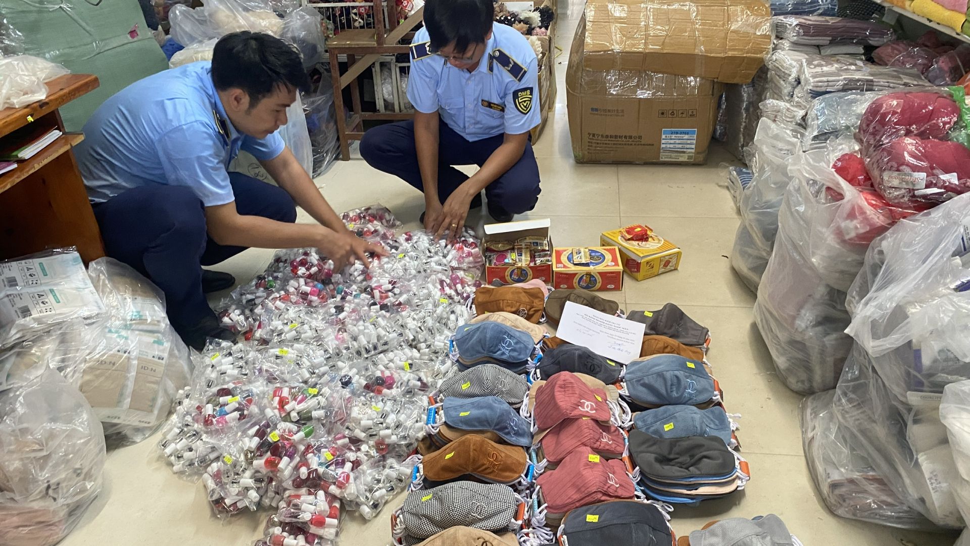 Gia Lai: Tạm giữ hàng nghìn sản phẩm mỹ phẩm, khẩu trang giả mạo nhãn hiệu và không rõ nguồn gốc