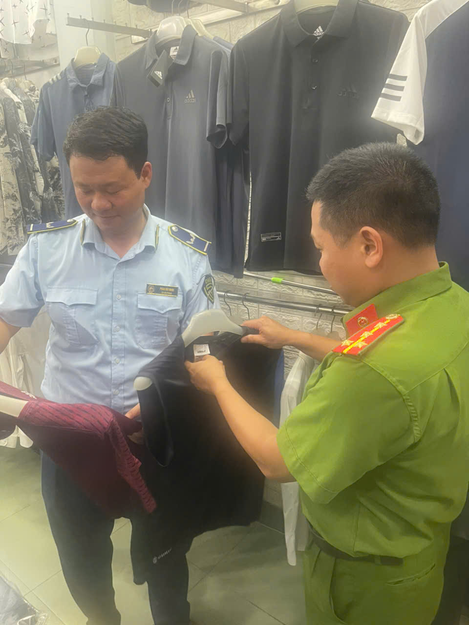 Lực lượng thuộc Đội Quản lý thị trường số 2 phối hợp với lực lượng chức năng kiểm tra hàng hóa tại cơ sở kinh doanh trên địa bàn quản lý Lực lượng thuộc Đội Quản lý thị trường số 2 phối hợp với lực lượng chức năng kiểm tra hàng hóa tại cơ sở kinh doanh trên địa bàn quản lý