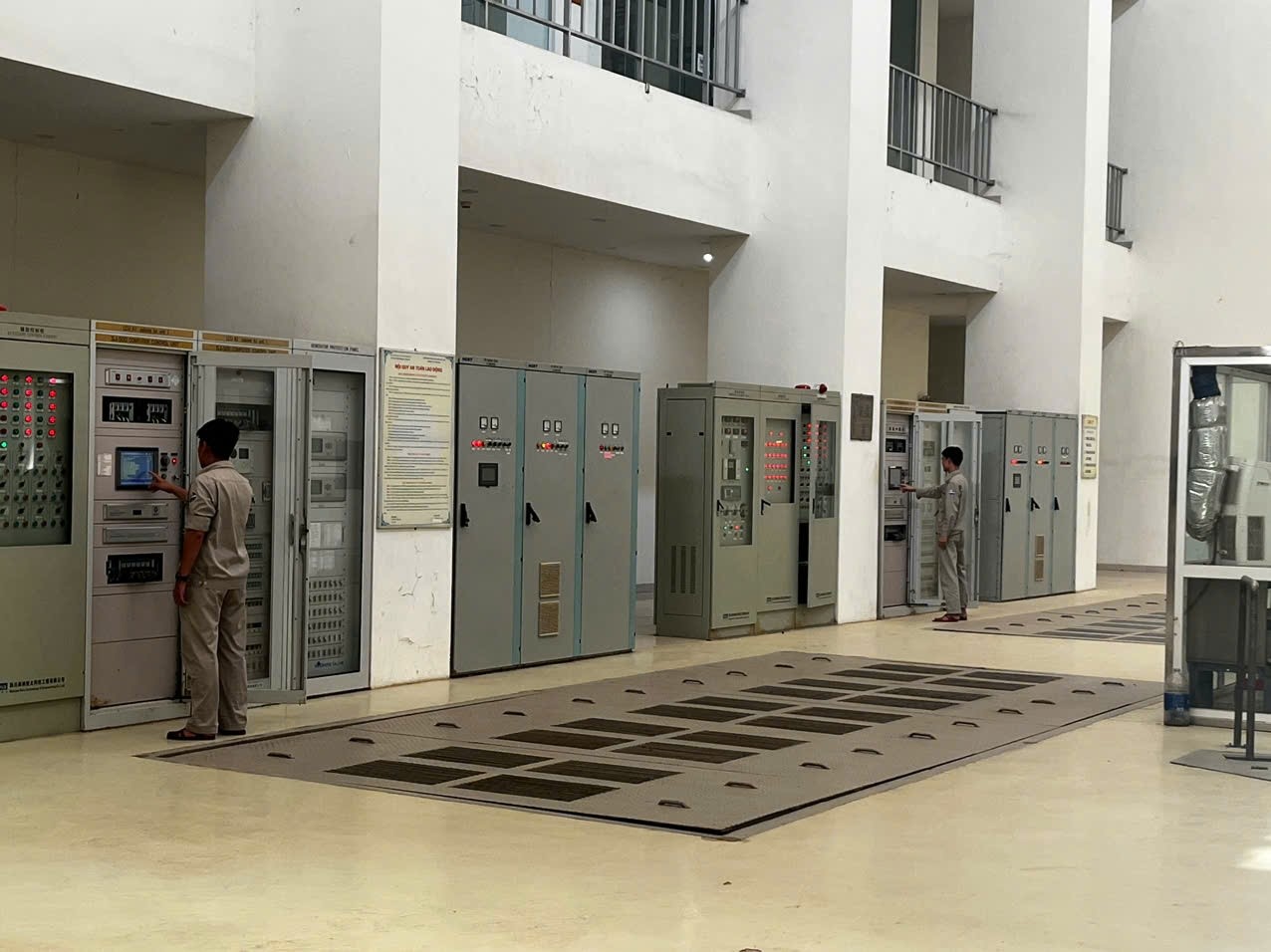 Nguồn điện từ các nhà máy thủy điện được đấu nối trực tiếp vào lưới điện phân phối, góp phần giảm áp lực cho hệ thống truyền tải và nâng cao độ tin cậy cung cấp điện Nguồn điện từ các nhà máy thủy điện được đấu nối trực tiếp vào lưới điện phân phối, góp phần giảm áp lực cho hệ thống truyền tải và nâng cao độ tin cậy cung cấp điện