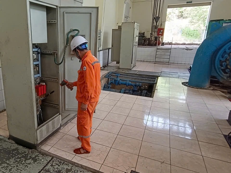 Nhân viên vận hành kiểm tra thiết bị tại nhà máy thủy điện trước và trong thời gian cao điểm nắng nóng, bảo đảm các tổ máy luôn sẵn sàng phát điện Nhân viên vận hành kiểm tra thiết bị tại nhà máy thủy điện trước và trong thời gian cao điểm nắng nóng, bảo đảm các tổ máy luôn sẵn sàng phát điện