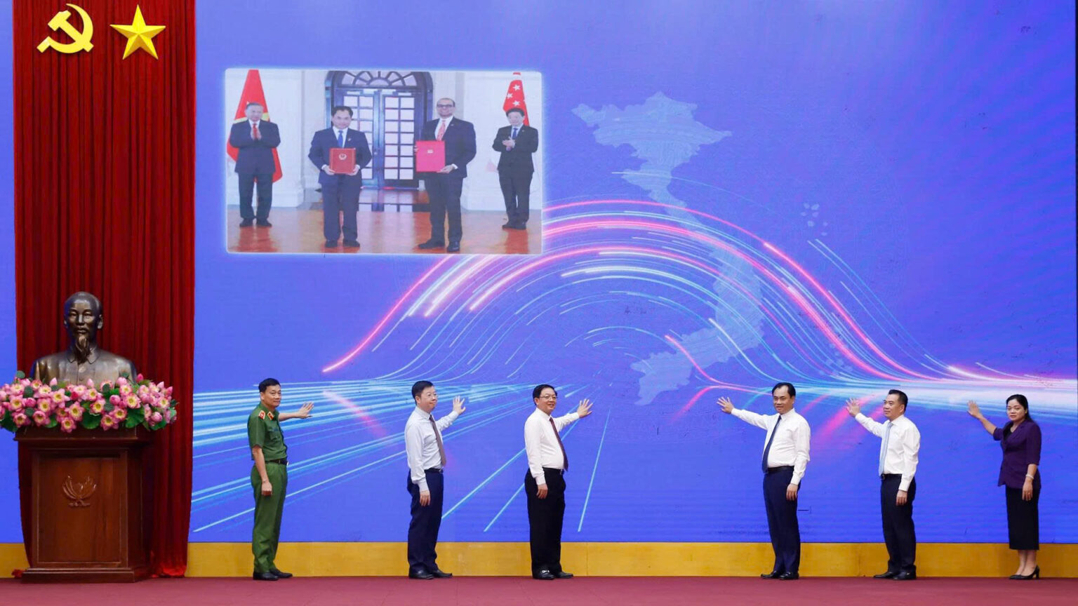 Các đại biểu thực hiện nghi thức bấm nút chính thức vận hành Hệ thống truy xuất nguồn gốc nông sản, đánh dấu việc đưa hệ thống vào hoạt động trên phạm vi toàn quốc. Ảnh: Khương Trung Các đại biểu thực hiện nghi thức bấm nút chính thức vận hành Hệ thống truy xuất nguồn gốc nông sản, đánh dấu việc đưa hệ thống vào hoạt động trên phạm vi toàn quốc. Ảnh: Khương Trung