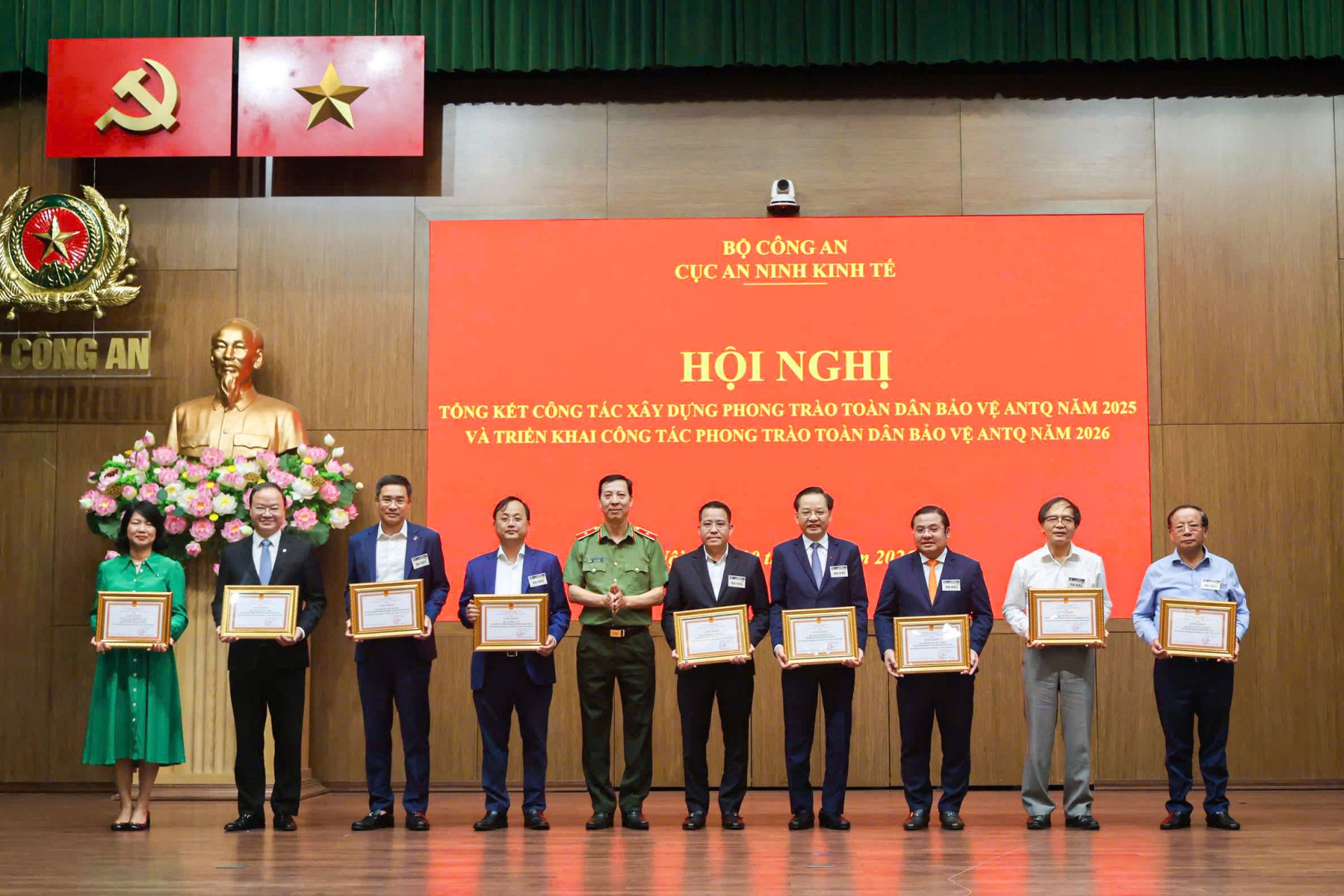 Đồng ch&iacute; T&ocirc; Huy Vũ, B&iacute; thư Đảng uỷ, Chủ tịch Hội đồng th&agrave;nh vi&ecirc;n Agribank (thứ tư từ tr&aacute;i sang) v&agrave; đồng ch&iacute; Phạm Ch&iacute; Th&agrave;nh, Ph&oacute; Tổng Gi&aacute;m đốc Agribank (thứ ba từ tr&aacute;i sang) nhận Giấy khen của Cục An ninh M88bet không chặn v&igrave; đ&atilde; c&oacute; th&agrave;nh t&iacute;ch xuất sắc trong phong tr&agrave;o To&agrave;n d&acirc;n bảo vệ an ninh Tổ quốc