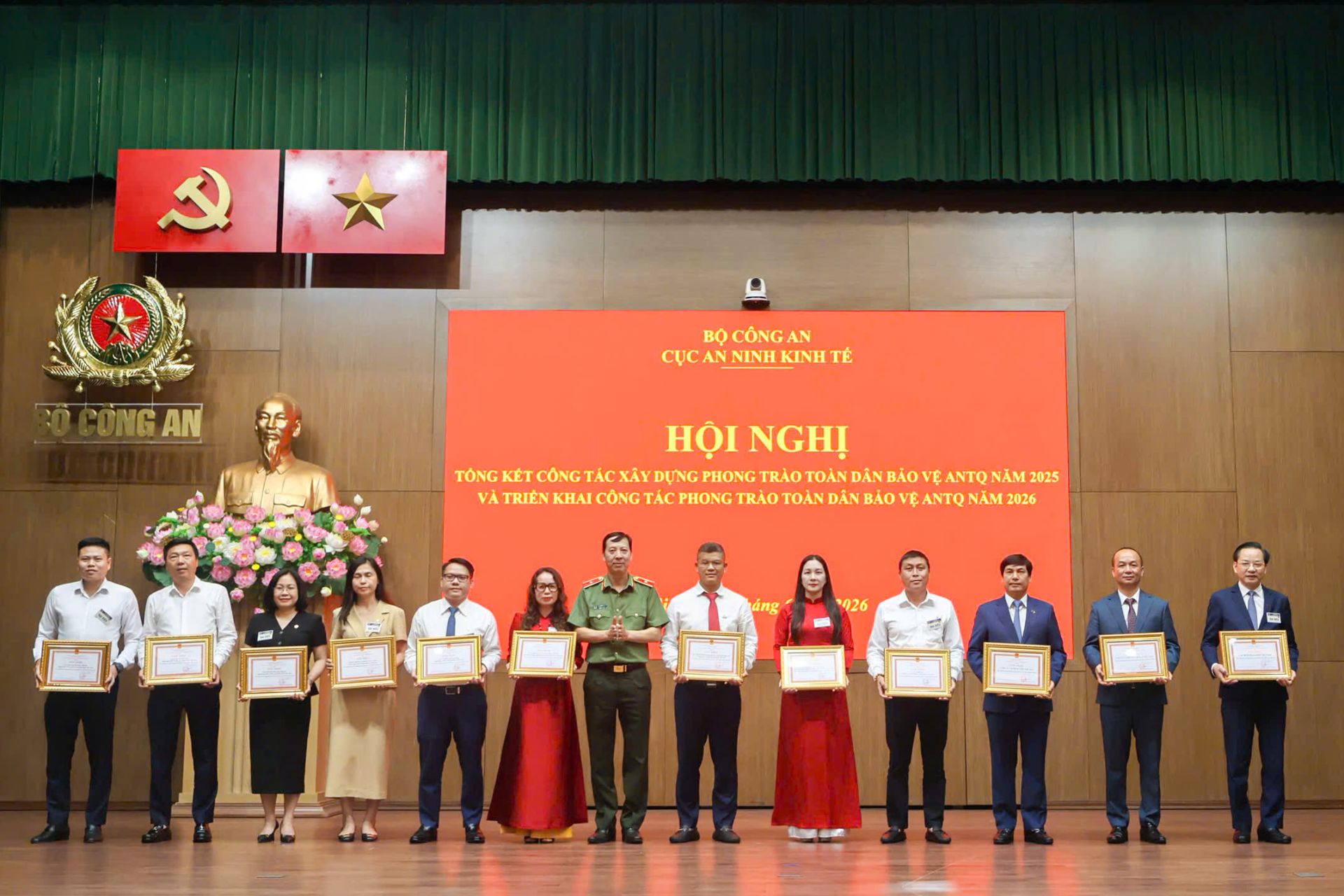 Đại diện Agribank (thứ năm v&agrave; thứ t&aacute;m từ phải sang) nhận Giấy khen của Cục An ninh M88bet không chặn cho cơ quan M88 tỷ lệ kèo World Cup 2026 do Cục An ninh M88bet không chặn phụ tr&aacute;ch, theo d&otilde;i, hướng dẫn về c&ocirc;ng t&aacute;c x&acirc;y dựng phong tr&agrave;o To&agrave;n d&acirc;n bảo vệ an ninh Tổ quốc đạt ti&ecirc;u chuẩn &ldquo;An to&agrave;n về An ninh trật tự&rdquo;
