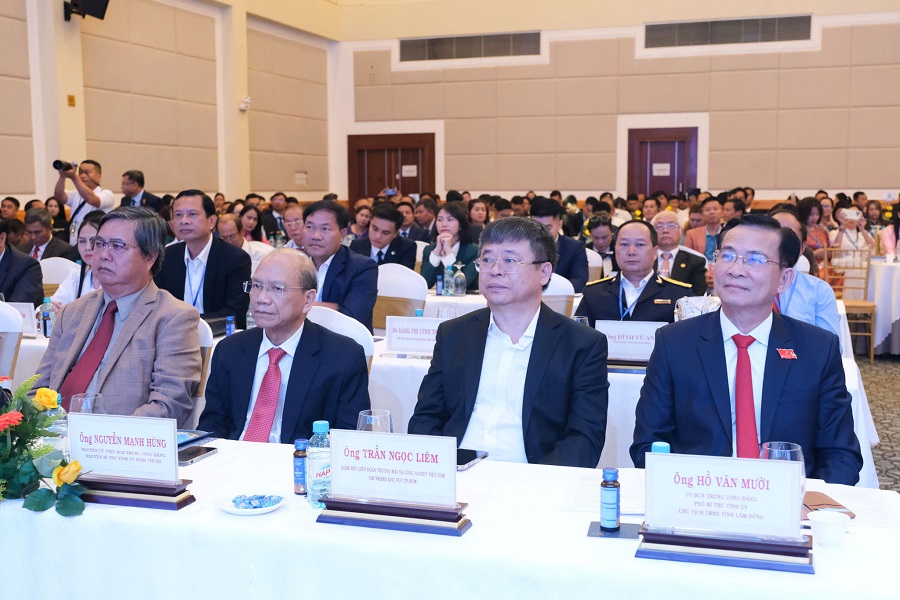 Các đồng chí: Hồ Văn Mười, Ủy viên Ban Chấp hành Trung ương Đảng, Phó Bí thư Tỉnh ủy, Chủ tịch UBND tỉnh; Trần Ngọc Liêm, Giám đốc Liên đoàn Thương mại và Công nghiệp Việt Nam chi nhánh TP. HCM; Nguyễn Mạnh Hùng, nguyên Ủy viên Ban Chấp hành Trung ương Đảng, nguyên Bí thư Tỉnh uỷ Bình Thuận (cũ) tham dự Đại hội Các đồng chí: Hồ Văn Mười, Ủy viên Ban Chấp hành Trung ương Đảng, Phó Bí thư Tỉnh ủy, Chủ tịch UBND tỉnh; Trần Ngọc Liêm, Giám đốc Liên đoàn Thương mại và Công nghiệp Việt Nam chi nhánh TP. HCM; Nguyễn Mạnh Hùng, nguyên Ủy viên Ban Chấp hành Trung ương Đảng, nguyên Bí thư Tỉnh uỷ Bình Thuận (cũ) tham dự Đại hội