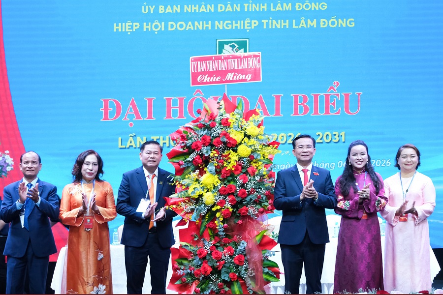 Đồng chí Hồ Văn Mười, Ủy viên Ban Chấp hành Trung ương Đảng, Phó Bí thư Tỉnh ủy, Chủ tịch UBND tỉnh chúc mừng Đại hội Đại biểu Hiệp hội doanh nghiệp tỉnh Lâm Đồng lần thứ I, nhiệm kỳ 2026 – 2031. Đồng chí Hồ Văn Mười, Ủy viên Ban Chấp hành Trung ương Đảng, Phó Bí thư Tỉnh ủy, Chủ tịch UBND tỉnh chúc mừng Đại hội Đại biểu Hiệp hội doanh nghiệp tỉnh Lâm Đồng lần thứ I, nhiệm kỳ 2026 – 2031.