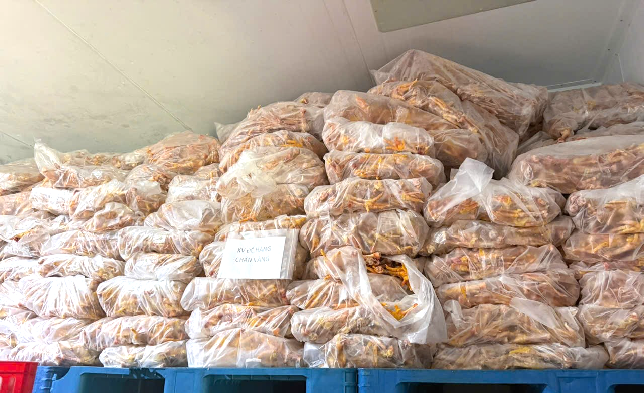 Tạm giữ gần 8 tấn chân gà không rõ nguồn gốc