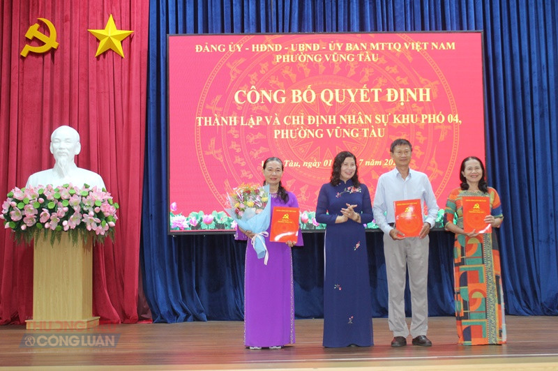 B&agrave; Vũ Phương Hảo, Ủy vi&ecirc;n BTV, Trưởng Ban X&acirc;y dựng Đảng Đảng ủy phường Vũng T&agrave;u trao c&aacute;c M88 thành lập vào năm 2006 cho khu phố