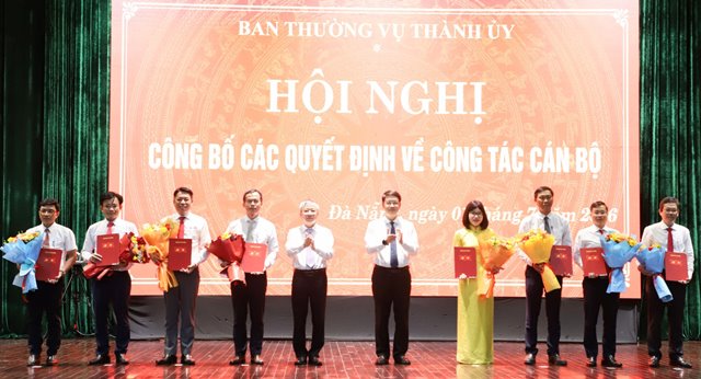Chủ tịch HĐND th&agrave;nh phố Nguyễn Đức Dũng (thứ 5, b&ecirc;n tr&aacute;i sang) v&agrave; Ph&oacute; B&iacute; thư Th&agrave;nh ủy Ng&ocirc; Xu&acirc;n Thắng (thứ 5, b&ecirc;n phải sang) trao M88 thành lập vào năm 2006 v&agrave; tặng hoa ch&uacute;c mừng c&aacute;c đồng ch&iacute; được điều động, bổ nhiệm. Ảnh: Ngọc Ph&uacute;