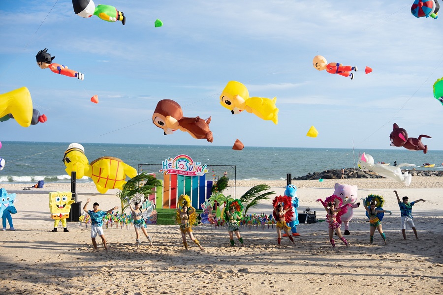 Nhiều hoạt động hấp dẫn dịp hè thu hút du khách đến với Mũi Né. Nhiều hoạt động hấp dẫn dịp hè thu hút du khách đến với Mũi Né.