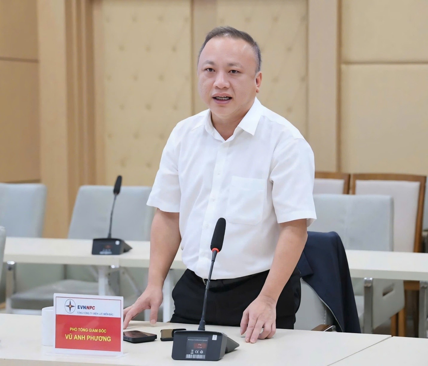 Phó Tổng giám đốc EVNNPC Vũ Anh Phương chia sẻ: Các nhà máy thủy điện nhỏ đấu nối vào lưới điện phân phối là nguồn điện tại chỗ quan trọng, góp phần bảo đảm cung ứng điện an toàn, ổn định cho miền Bắc, đặc biệt trong các thời điểm phụ tải tăng cao Phó Tổng giám đốc EVNNPC Vũ Anh Phương chia sẻ: Các nhà máy thủy điện nhỏ đấu nối vào lưới điện phân phối là nguồn điện tại chỗ quan trọng, góp phần bảo đảm cung ứng điện an toàn, ổn định cho miền Bắc, đặc biệt trong các thời điểm phụ tải tăng cao