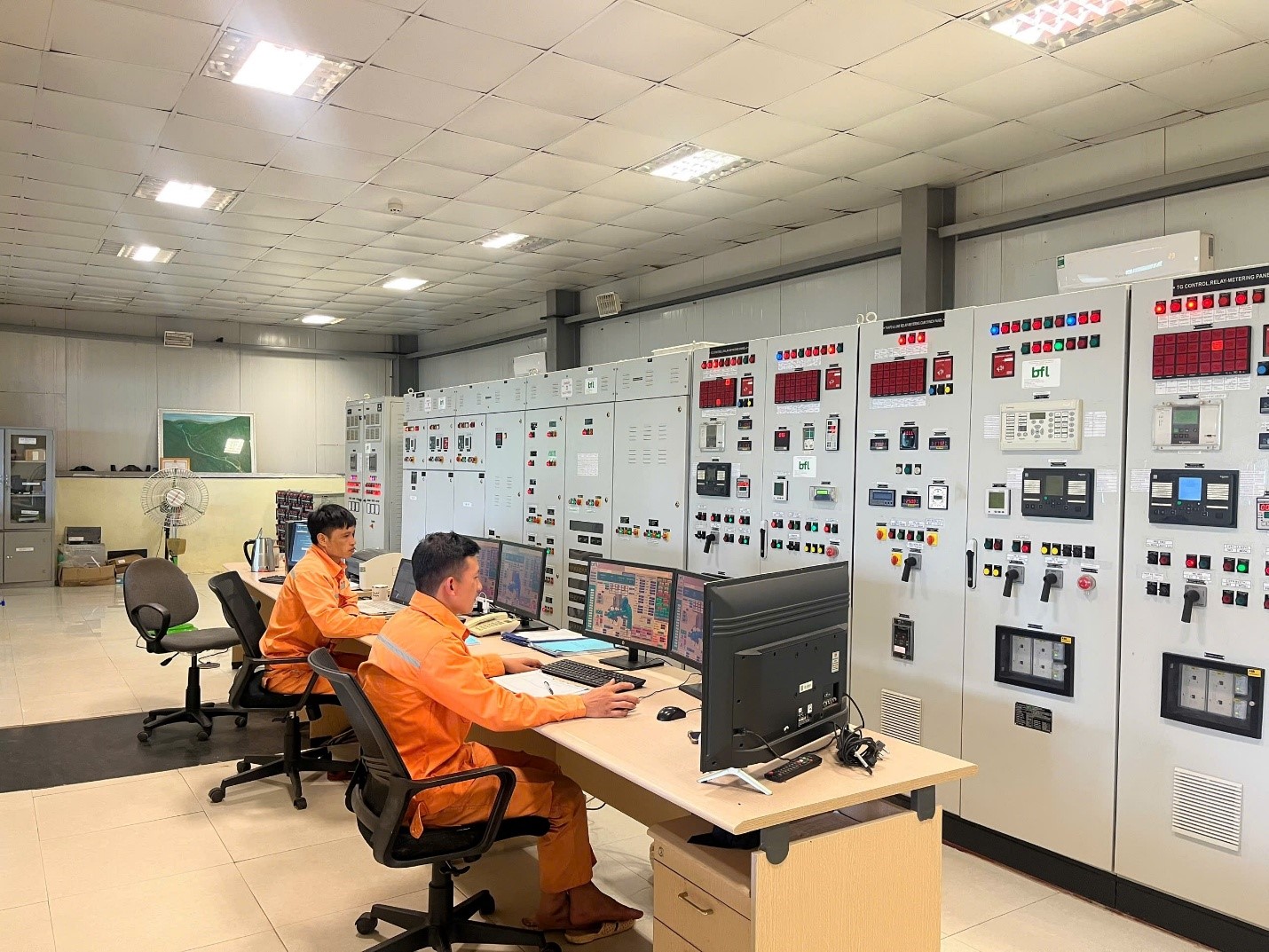 Ca trực vận hành theo dõi liên tục các thông số kỹ thuật, phối hợp với đơn vị điều độ để sẵn sàng huy động nguồn điện khi phụ tải tăng cao Ca trực vận hành theo dõi liên tục các thông số kỹ thuật, phối hợp với đơn vị điều độ để sẵn sàng huy động nguồn điện khi phụ tải tăng cao