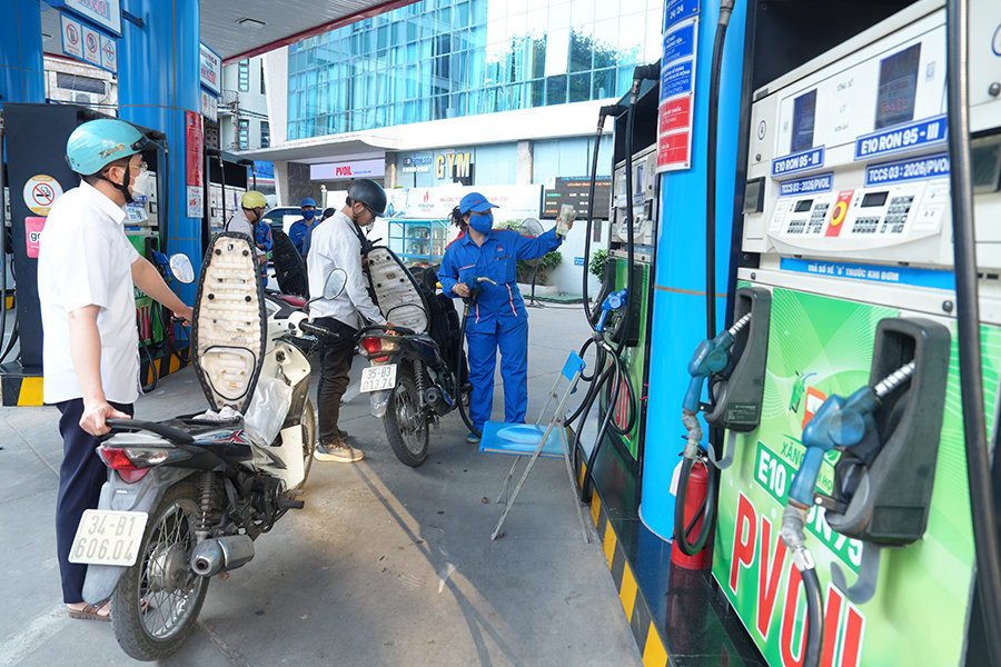 Xăng E10 tiêu thụ 800 triệu lít sau gần một tháng triển khai
