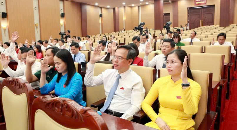 Các đại biểu HĐND tỉnh biểu quyết thông qua các nghị quyết chuyên đề. Các đại biểu HĐND tỉnh biểu quyết thông qua các nghị quyết chuyên đề.