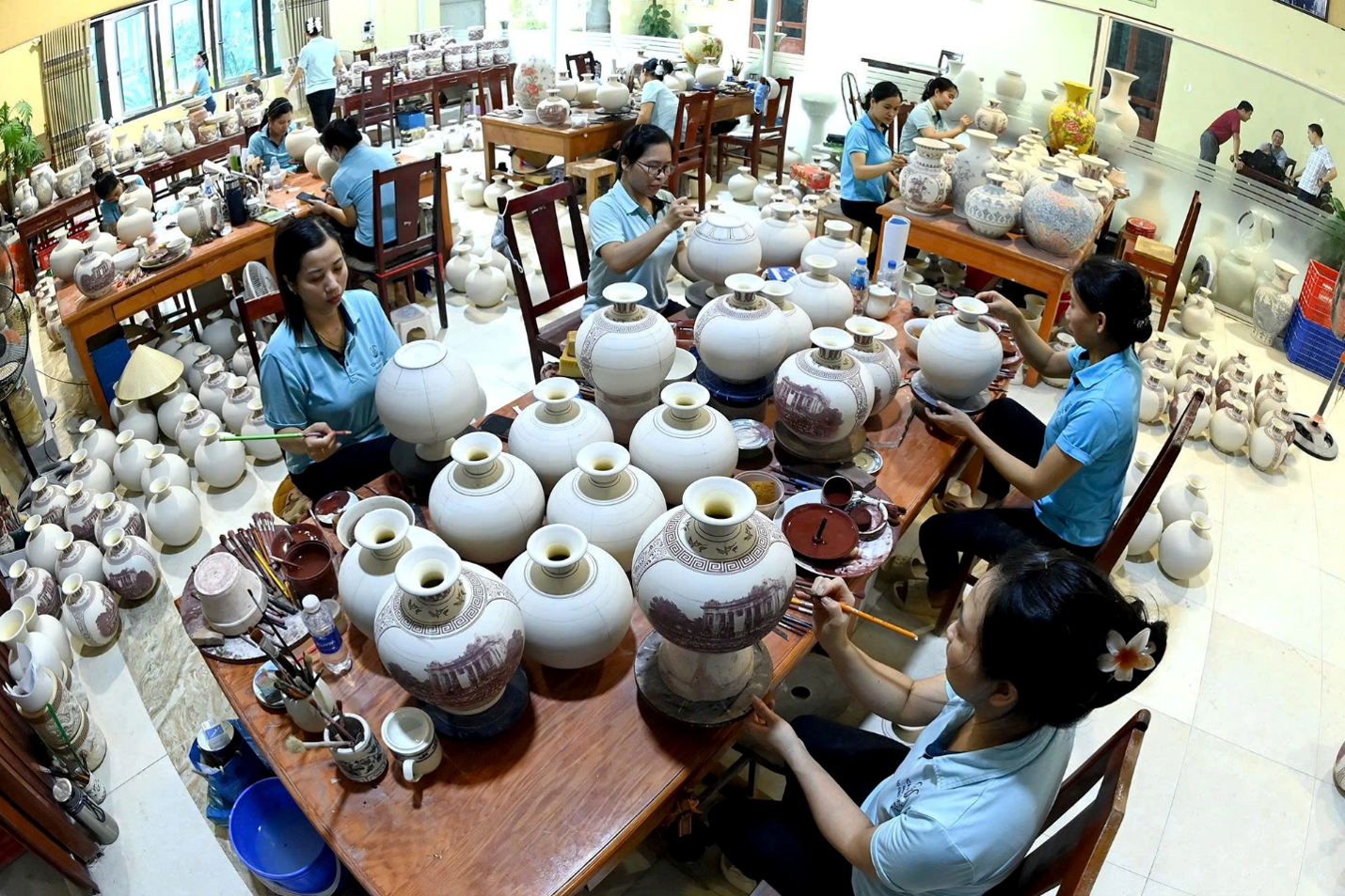 Nghệ nh&acirc;n Gốm Chu Đậu được đảm bảo cuộc sống để c&oacute; thể dồn t&acirc;m huyết tiếp tục g&igrave;n giữ nghệ thuật gốm sứ truyền thống