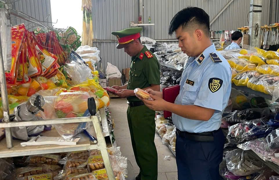 Lực lượng chức năng kiểm tra hàng hóa tại cơ sở kinh doanh trên địa bàn Lực lượng chức năng kiểm tra hàng hóa tại cơ sở kinh doanh trên địa bàn