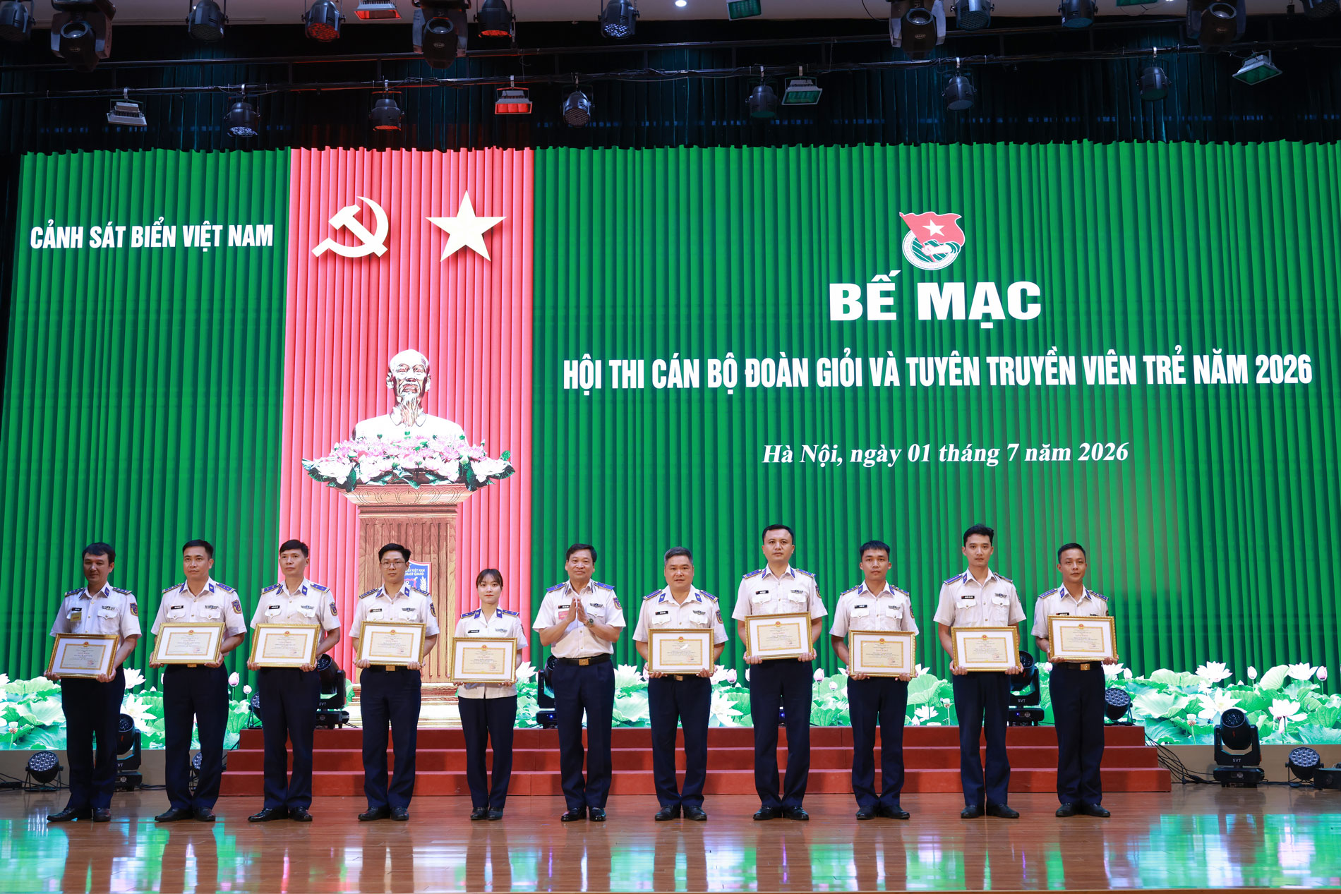 Trao Giấy khen cho các tập thể và cá nhân hoàn thành tốt nhiệm vụ bảo đảm và phục vụ Hội thi Trao Giấy khen cho các tập thể và cá nhân hoàn thành tốt nhiệm vụ bảo đảm và phục vụ Hội thi