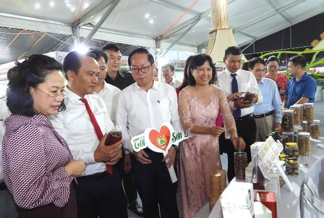 C&aacute;c đại biểu tham quan Hội chợ triển l&atilde;m sản phẩm c&ocirc;ng nghiệp n&ocirc;ng th&ocirc;n - Khơi nguồn đổi mới, th&uacute;c đẩy thương hiệu Việt năm 2026.