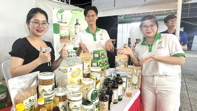 Kh&ocirc;ng gian trưng b&agrave;y sản phẩm c&ocirc;ng nghiệp n&ocirc;ng th&ocirc;n tại hội chợ.