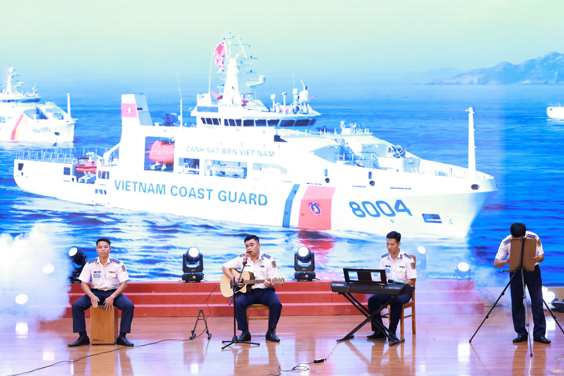 Đệm Guitar và hát ca khúc “Lá cờ” Đệm Guitar và hát ca khúc “Lá cờ”