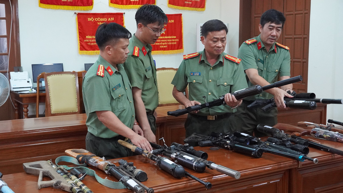 Nhiều loại s&uacute;ng qu&acirc;n dụng bị thu giữ trong chuy&ecirc;n &aacute;n. Ảnh: C&ocirc;ng an cung cấp