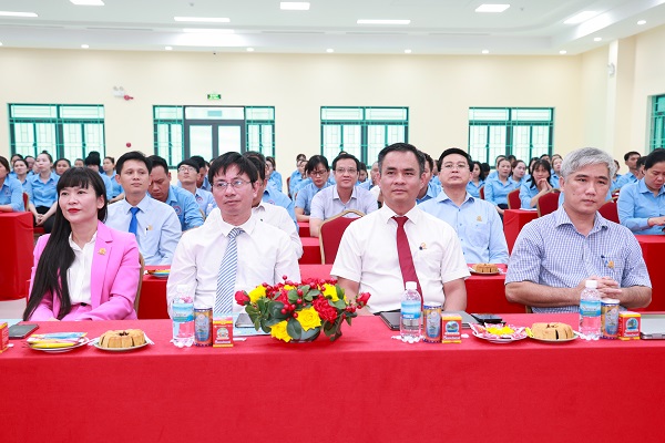 L&atilde;nh đạo Sở Khoa học - C&ocirc;ng nghệ v&agrave; C&ocirc;ng ty Yến s&agrave;o Kh&aacute;nh H&ograve;a tham dự