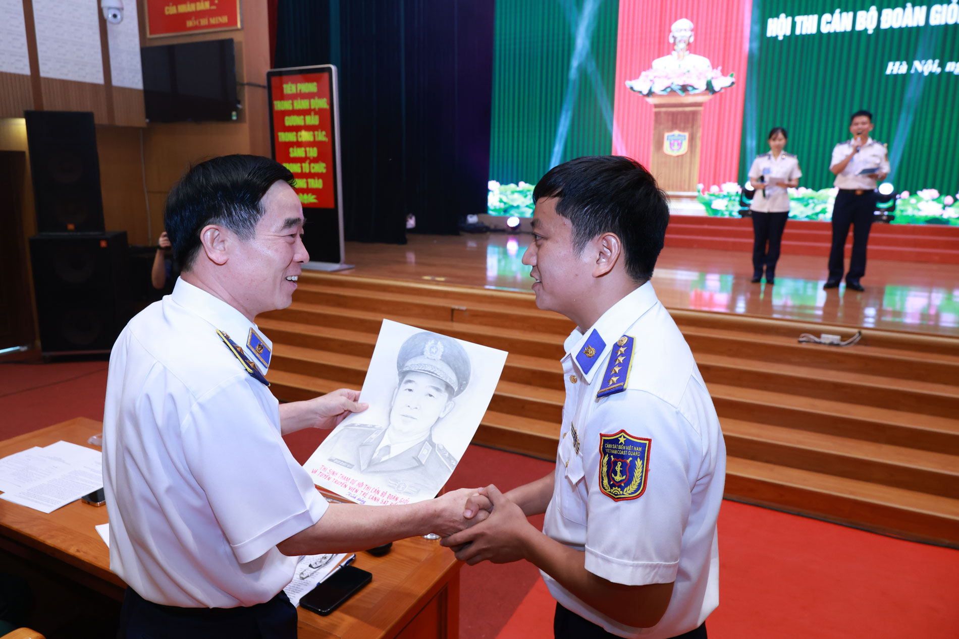 Thí sinh tham dự Hội thi thể hiện năng khiếu vẽ tranh chân dung tặng đồng chí Chính ủy Cảnh sát biển Việt Nam Thí sinh tham dự Hội thi thể hiện năng khiếu vẽ tranh chân dung tặng đồng chí Chính ủy Cảnh sát biển Việt Nam