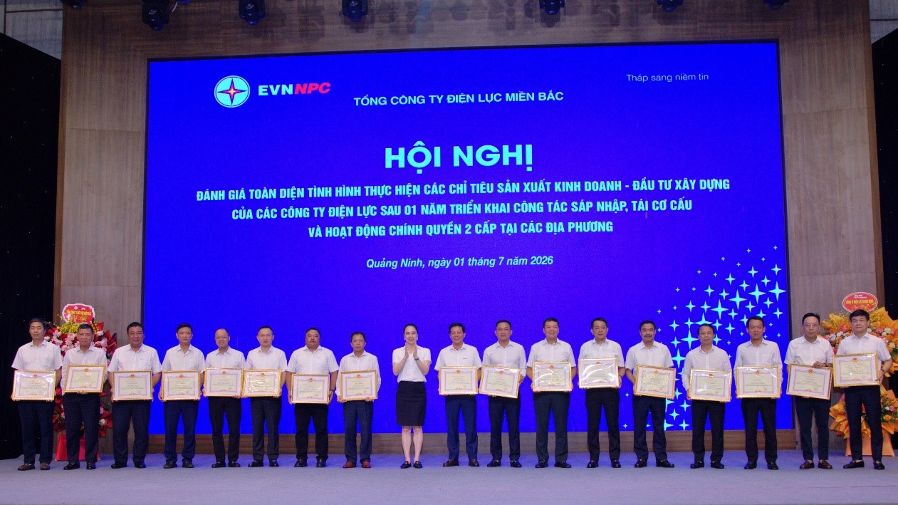 Lãnh đạo EVNNPC trao Bằng khen cho các tập thể có thành tích xuất sắc tại Hội nghị đánh giá toàn diện sau 1 năm triển khai công tác sáp nhập, tái cơ cấu và hoạt động chính quyền 2 cấp tại các địa phương Lãnh đạo EVNNPC trao Bằng khen cho các tập thể có thành tích xuất sắc tại Hội nghị đánh giá toàn diện sau 1 năm triển khai công tác sáp nhập, tái cơ cấu và hoạt động chính quyền 2 cấp tại các địa phương
