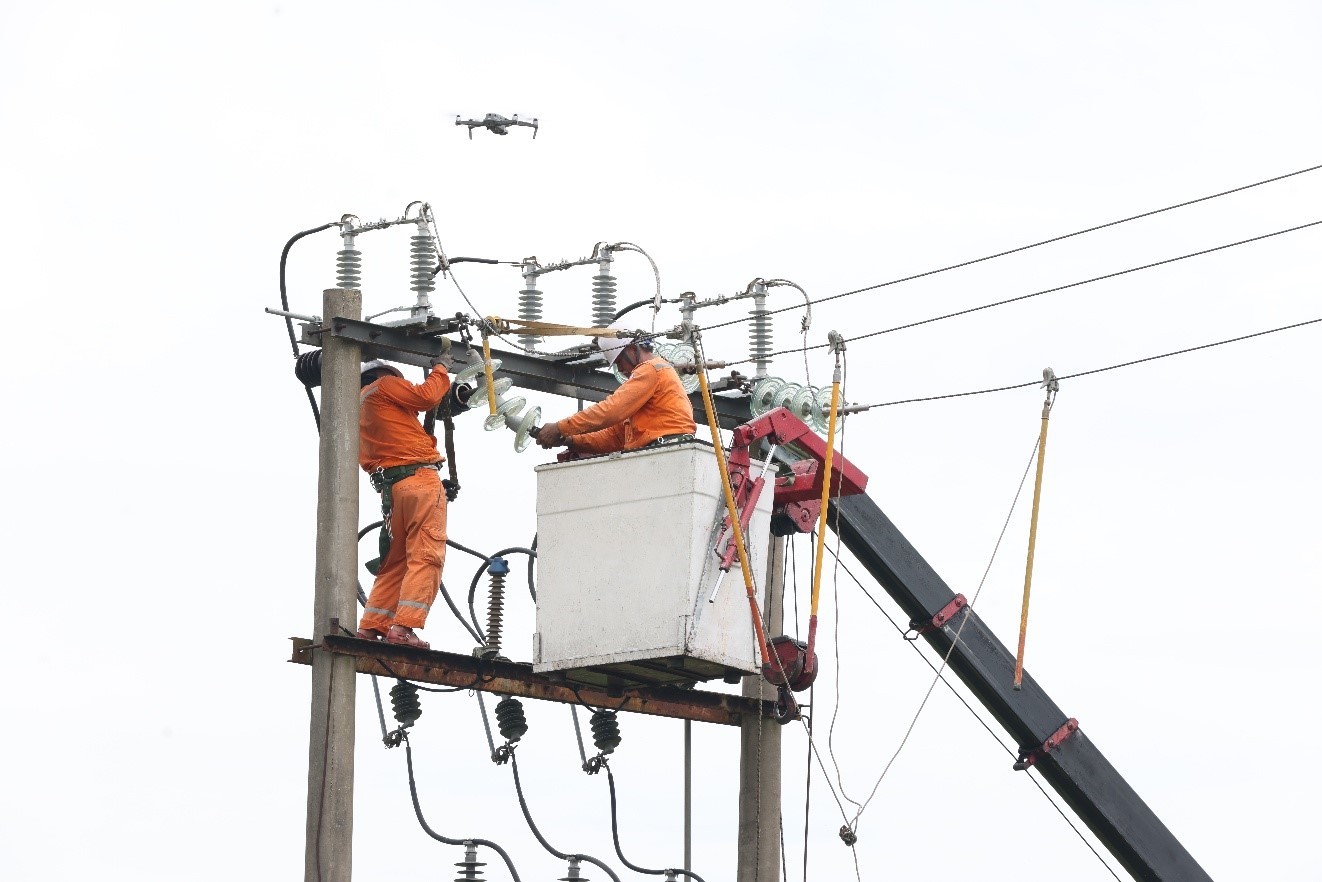 Cán bộ, nhân viên EVNNPC tăng cường kiểm tra, quản lý vận hành lưới điện ngoài hiện trường, bảo đảm cung ứng điện an toàn, ổn định và liên tục phục vụ khách hàng Cán bộ, nhân viên EVNNPC tăng cường kiểm tra, quản lý vận hành lưới điện ngoài hiện trường, bảo đảm cung ứng điện an toàn, ổn định và liên tục phục vụ khách hàng