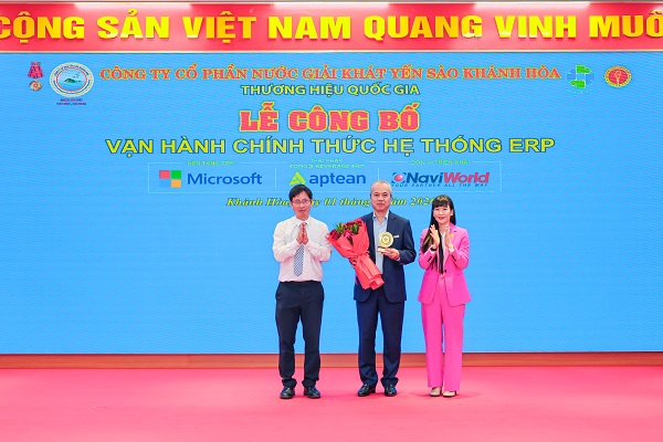 L&atilde;nh đạo Sở KHCN v&agrave; C&ocirc;ng ty Yến s&agrave;o Kh&aacute;nh H&ograve;a tặng hoa tri ấn đơn vị thiết kế