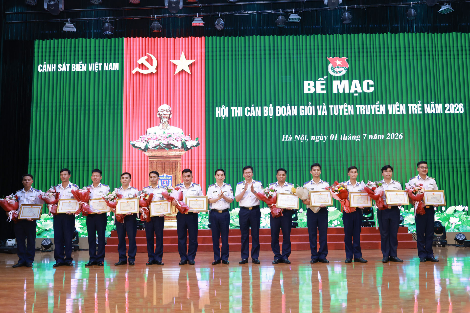 Đồng chí Chính ủy Cảnh sát biển Việt Nam và Tư lệnh Cảnh sát biển Việt Nam trao giải cho các cá nhân có thành tích xuất sắc tại Hội thi Đồng chí Chính ủy Cảnh sát biển Việt Nam và Tư lệnh Cảnh sát biển Việt Nam trao giải cho các cá nhân có thành tích xuất sắc tại Hội thi
