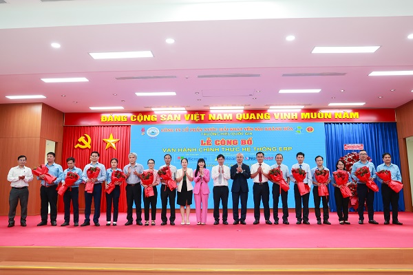 C&aacute;c vị l&atilde;nh đạo tặng hoa cho Ban điều h&agrave;nh Hệ thống ERP