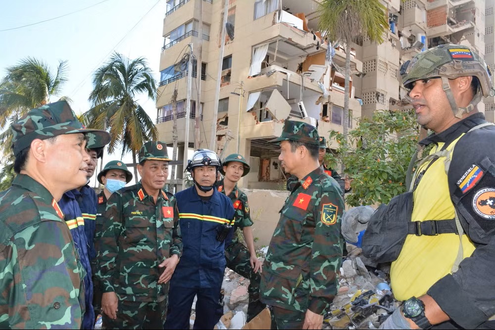 Đo&agrave;n Việt Nam trao đổi th&ocirc;ng tin với lực lượng sở tại