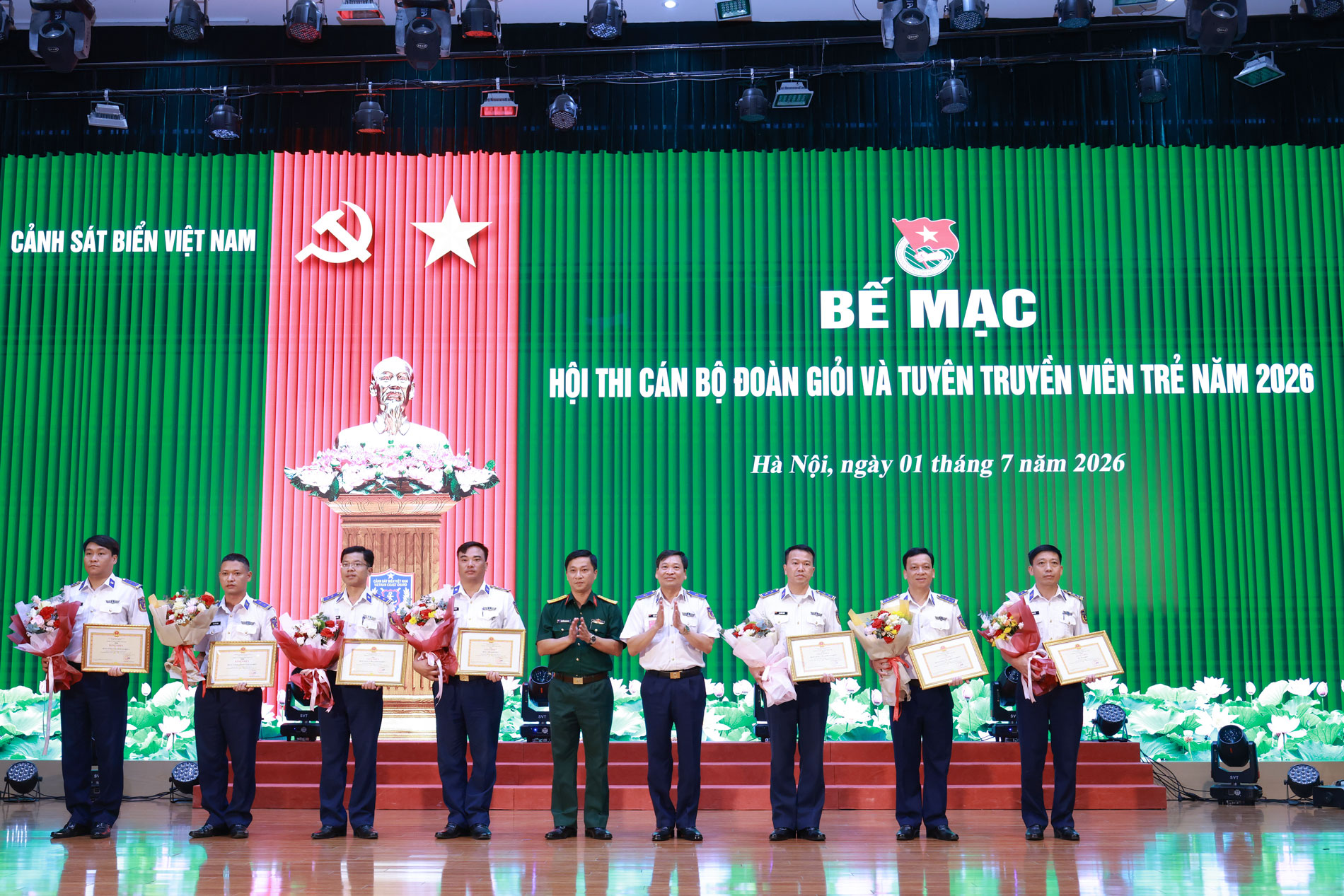 Thủ trưởng Cảnh sát biển Việt Nam và Trưởng ban Thanh niên Quân đội trao giải cho các tập thể có thành tích xuất sắc Thủ trưởng Cảnh sát biển Việt Nam và Trưởng ban Thanh niên Quân đội trao giải cho các tập thể có thành tích xuất sắc