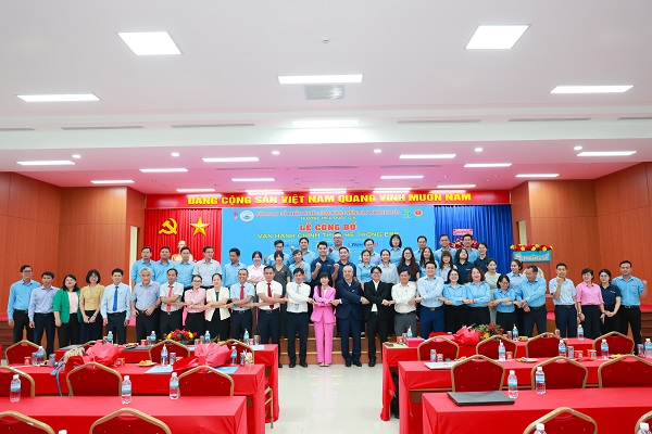 C&aacute;c vị đại biểu chụp ảnh lưu niệm