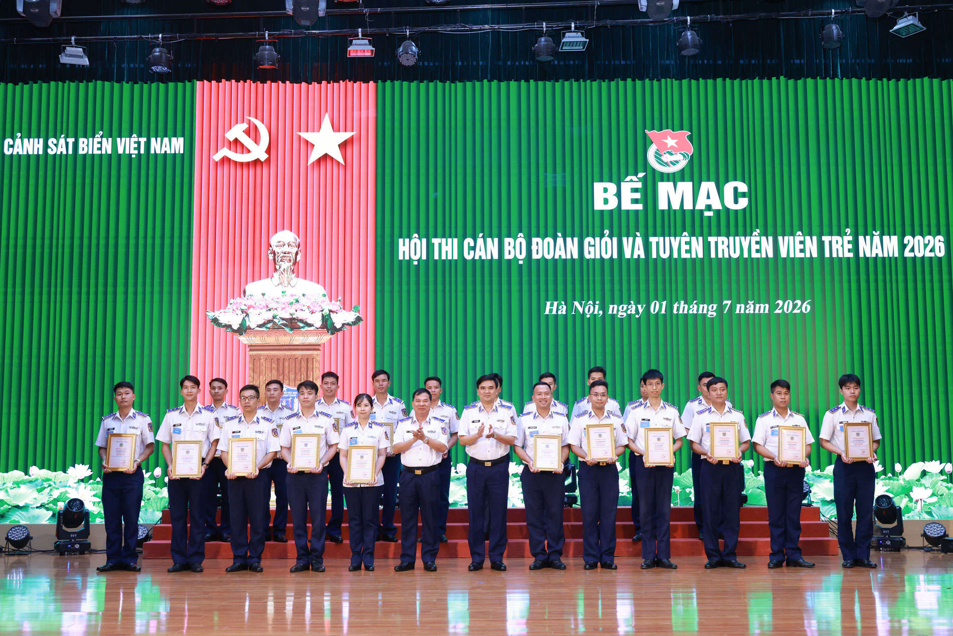 Thủ trưởng Cảnh sát biển Việt Nam trao Chứng nhận “Cán bộ Đoàn giỏi cấp Cảnh sát biển” tặng các thí sinh Thủ trưởng Cảnh sát biển Việt Nam trao Chứng nhận “Cán bộ Đoàn giỏi cấp Cảnh sát biển” tặng các thí sinh