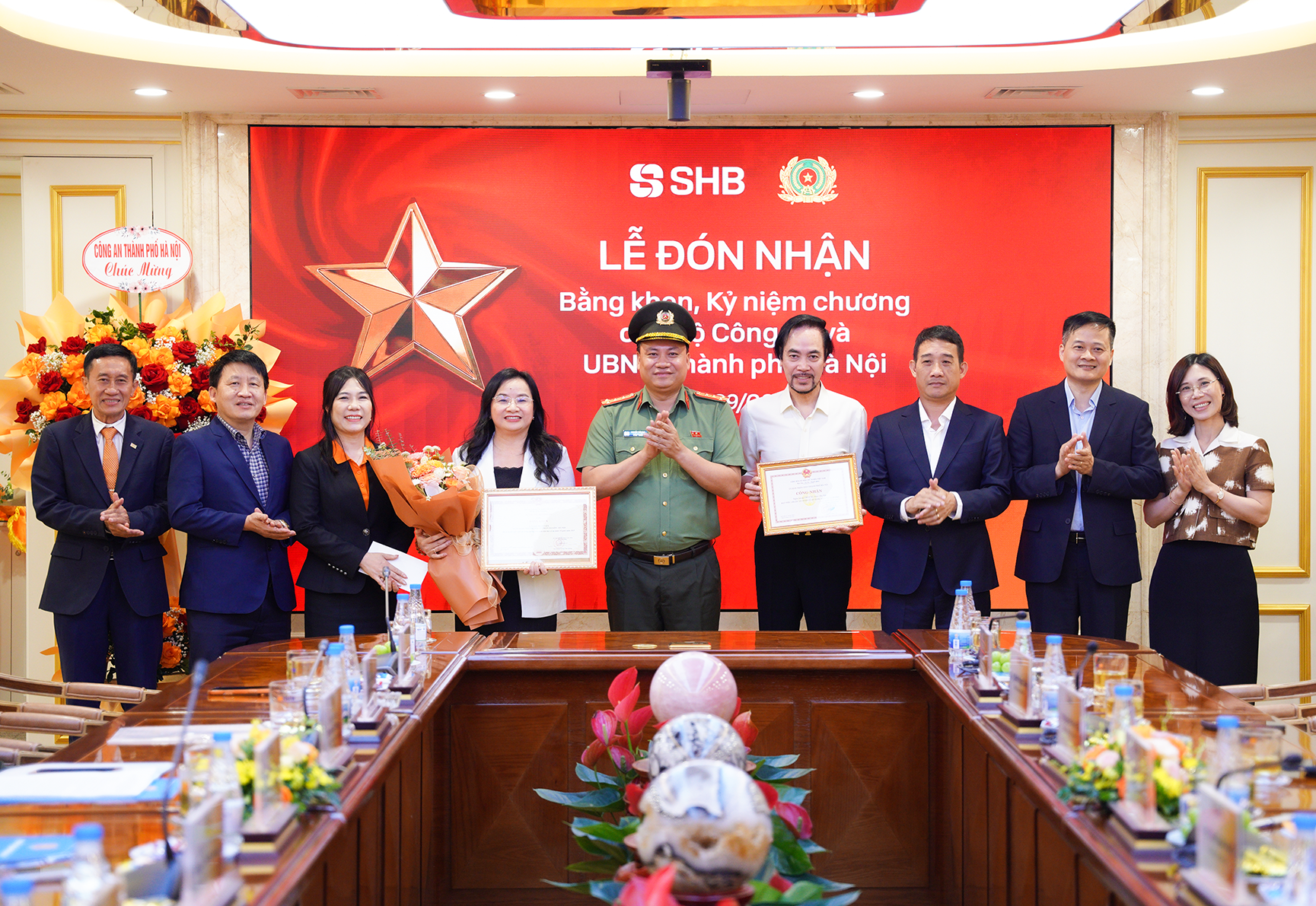 SHB vinh dự nhận Bằng khen của Bộ Công an vì những thành tích xuất sắc trong phong trào Toàn dân bảo vệ an ninh Tổ quốc. SHB vinh dự nhận Bằng khen của Bộ Công an vì những thành tích xuất sắc trong phong trào Toàn dân bảo vệ an ninh Tổ quốc.