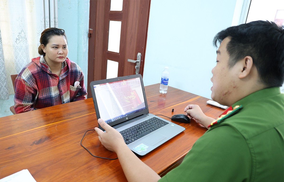 Bà La Thị Kim Phương khai nhận với cơ quan Công an. Ảnh: CA An Giang Bà La Thị Kim Phương khai nhận với cơ quan Công an. Ảnh: CA An Giang
