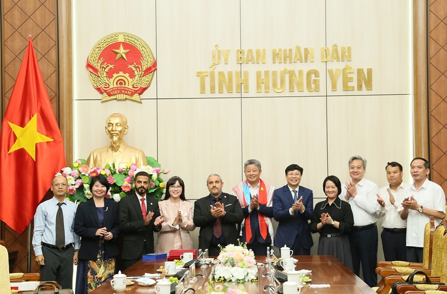 Các đại biểu chụp ảnh lưu niệm sau buổi làm việc. Các đại biểu chụp ảnh lưu niệm sau buổi làm việc.