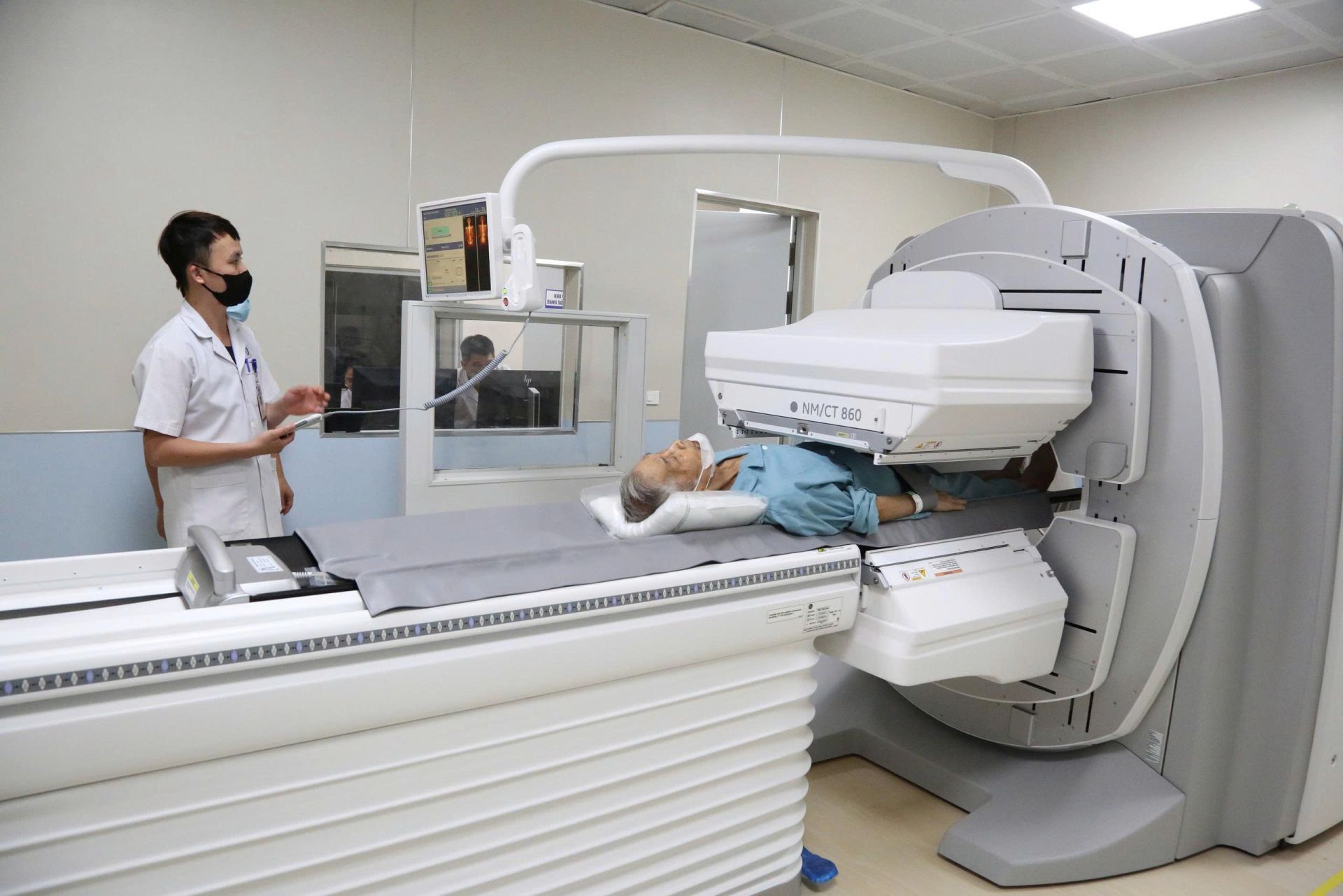 Người bệnh được quét toàn thân nhằm nhận diện, đánh giá những đặc tính tổn thương và dấu hiệu di căn cực nhỏ bằng hệ thống SPECT/CT tại Trung tâm Ung bướu – Bệnh viện Đa khoa tỉnh Phú Thọ Người bệnh được quét toàn thân nhằm nhận diện, đánh giá những đặc tính tổn thương và dấu hiệu di căn cực nhỏ bằng hệ thống SPECT/CT tại Trung tâm Ung bướu – Bệnh viện Đa khoa tỉnh Phú Thọ