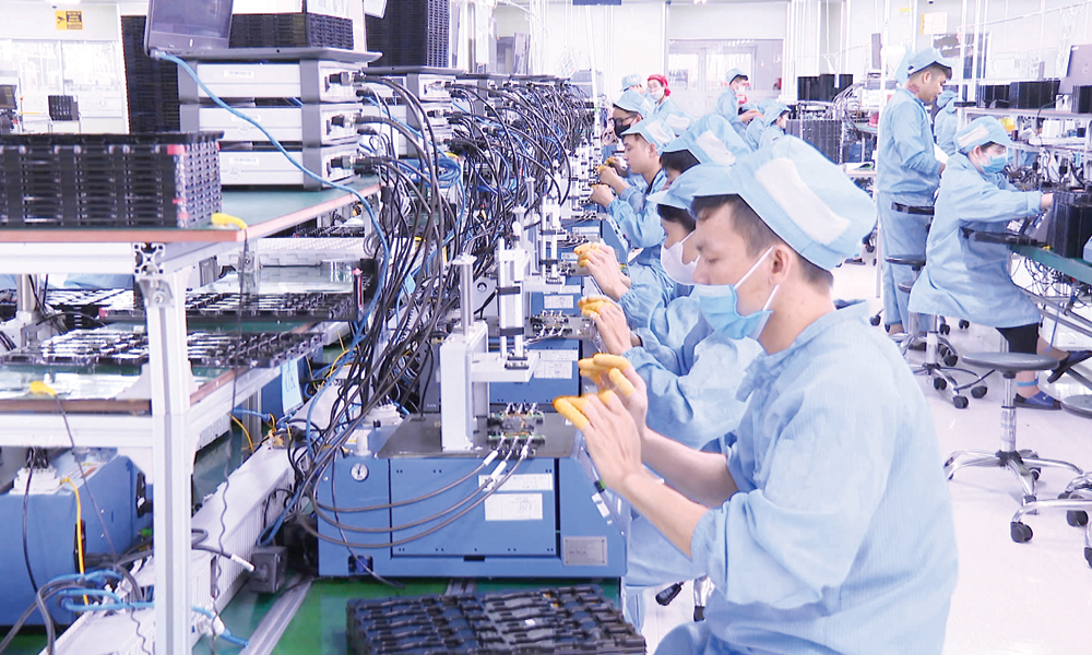 C&ocirc;ng nh&acirc;n l&agrave;m việc tại khu c&ocirc;ng nghiệp Quang Ch&acirc;u.