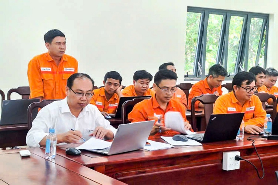 Đại biểu các phòng, phân xưởng tham gia thảo luận, đóng góp ý kiến. Đại biểu các phòng, phân xưởng tham gia thảo luận, đóng góp ý kiến.