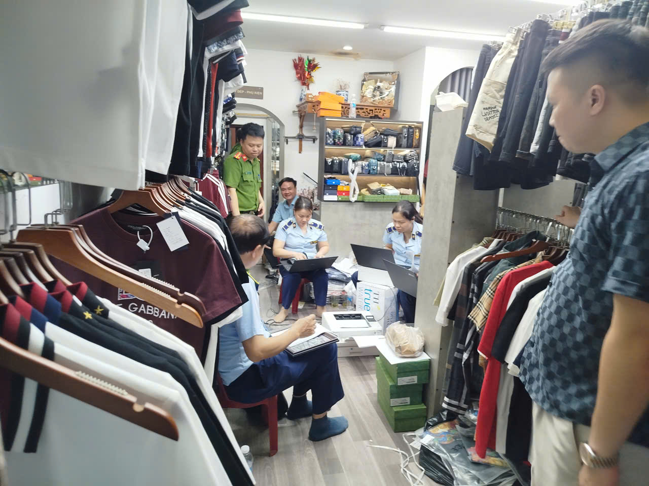 Ninh Bình: Khởi tố vụ án kinh doanh hơn 700 sản phẩm quần áo giả mạo nhãn hiệu