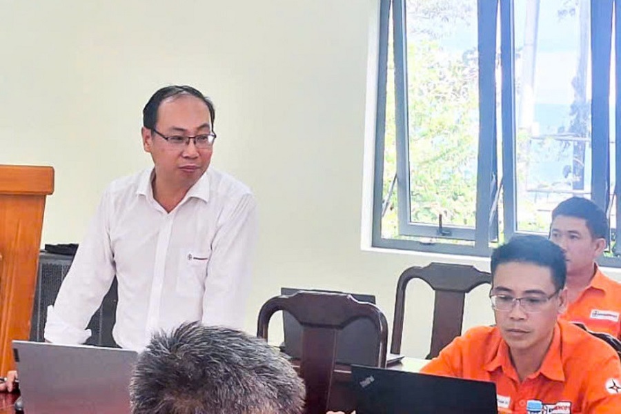 Ông Hồ Sĩ Hưng, Phó Giám đốc, Phó Chủ tịch Hội đồng An toàn vệ sinh lao động điều hành phiên họp. Ông Hồ Sĩ Hưng, Phó Giám đốc, Phó Chủ tịch Hội đồng An toàn vệ sinh lao động điều hành phiên họp.